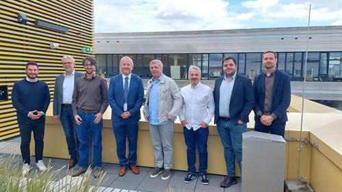Teilnehmer am Treffen waren (von links nach rechts): Yunus Demir (COO Nexus), Fred Häring (ASAS GmbH), Fabian Ille (ZIES), Prof. Dr. Manfred Wojciechowski (HSD), Safa Bayar Yavuz (Konzernchef ASAŞ), Murat Beyazyüz (Geschäftsführer Nexus), Mehmet Güner (ASAŞ) und Artur Braun (Geschäftsführer iMM GmbH). Nicht auf dem Bild sind Prof. Dr. Grote-Ramm (HSD, Institut FMDauto) und Dr. Lars Tufte (Dezernat Forschung und Transfer).